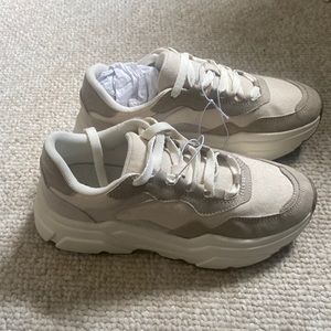 NWT H&M neutral sneaker